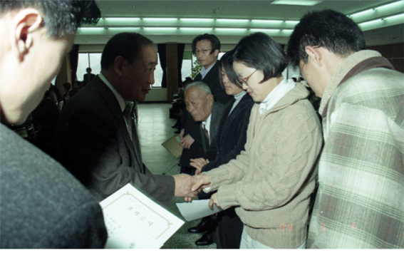 장학금 수여식(99. 3. 6) _1.png